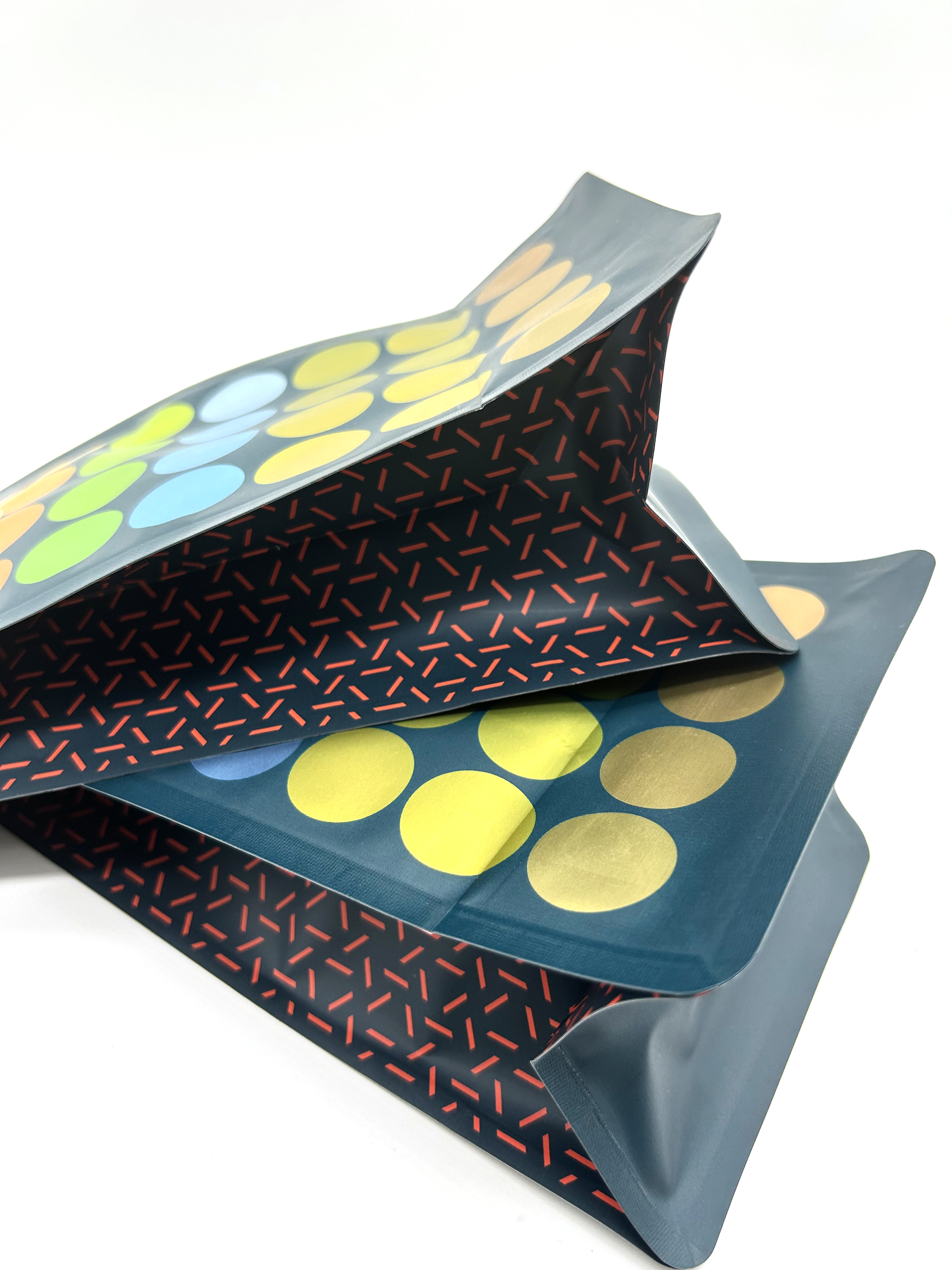 Pochette à café debout en plastique à fond plat, emballage de grains de café, sac noir givré à fermeture éclair avec Valve, 250g 500g 1kg