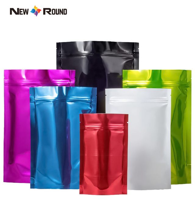 Le grain de café tient le sac d'emballage de poche avec la valve et la tirette facultative et l'attache d'étain